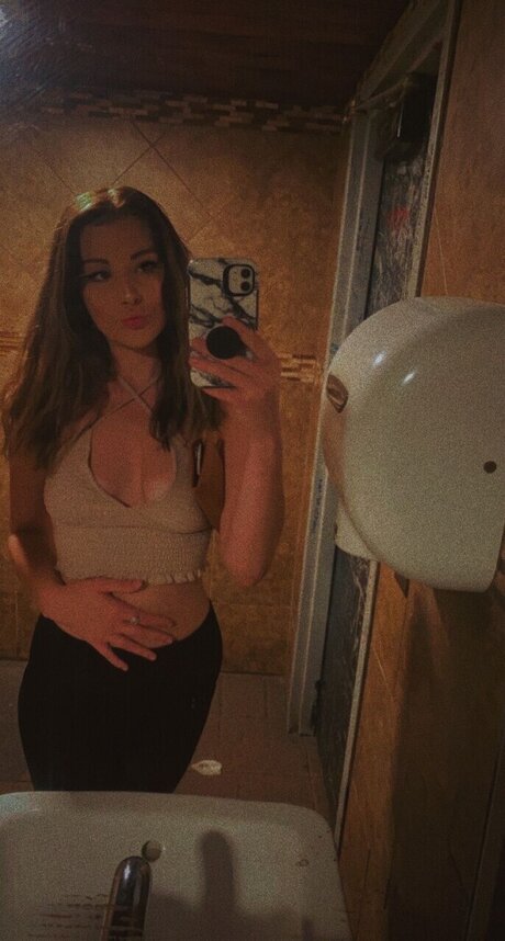 Naakte gelekte OnlyFans-foto van Babyjynx