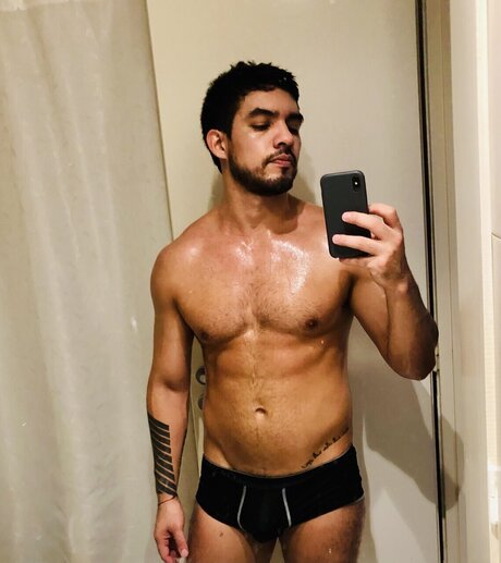 Naakte gelekte OnlyFans-foto van  Thenanux 