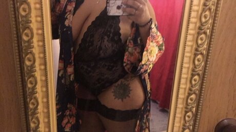 Naakte gelekte OnlyFans-foto van Lynn