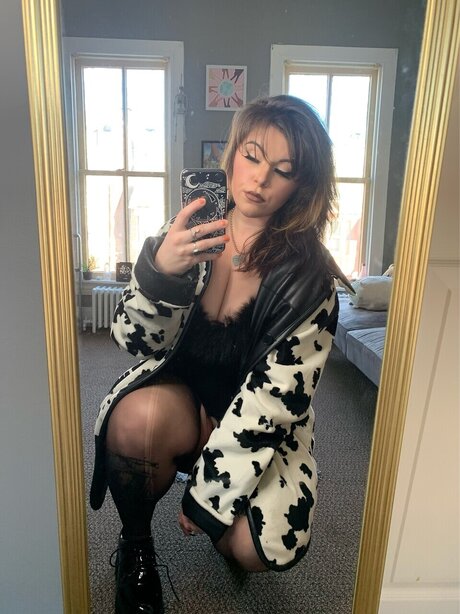 Naakte gelekte OnlyFans-foto van Lovely Lyss