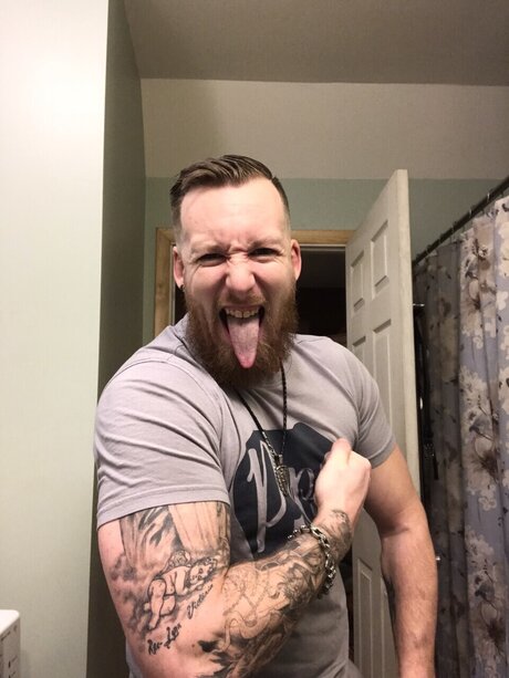 Naakte gelekte OnlyFans-foto van Michael Barnhart