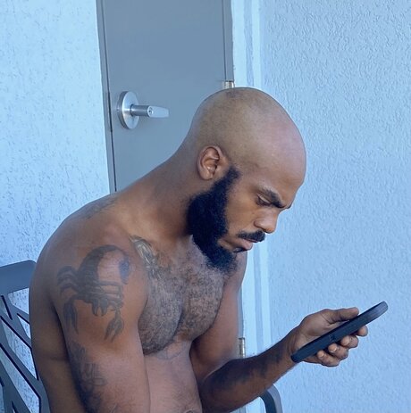 Naakte gelekte OnlyFans-foto van Savagescorp