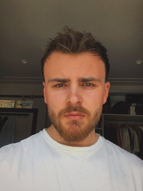 Naakte gelekte OnlyFans-foto van Milo