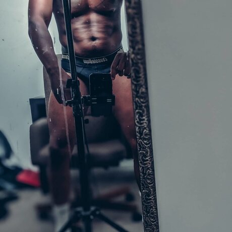 Naakte gelekte OnlyFans-foto van Drake Jaixon