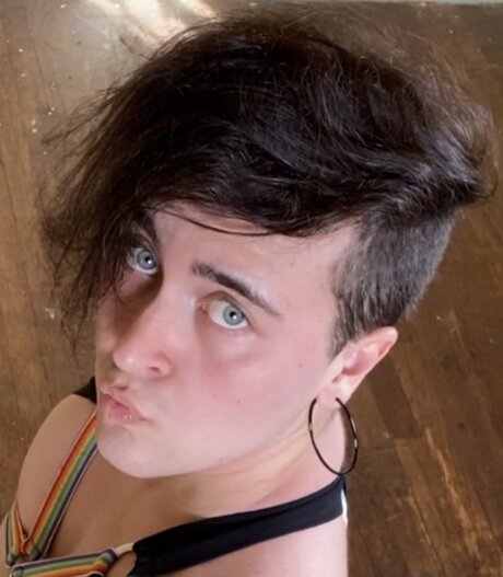 Naakte gelekte OnlyFans-foto van Cupid Lorne