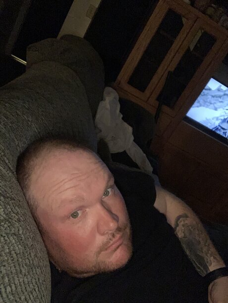 Naakte gelekte OnlyFans-foto van Dennis