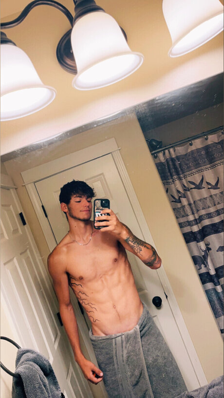 Naakte gelekte OnlyFans-foto van C A R T E R