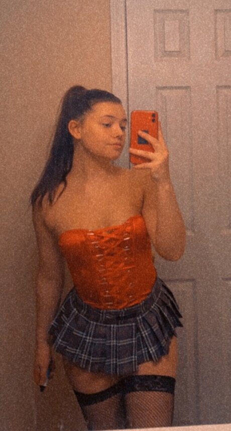 Naakte gelekte OnlyFans-foto van Babyazalea