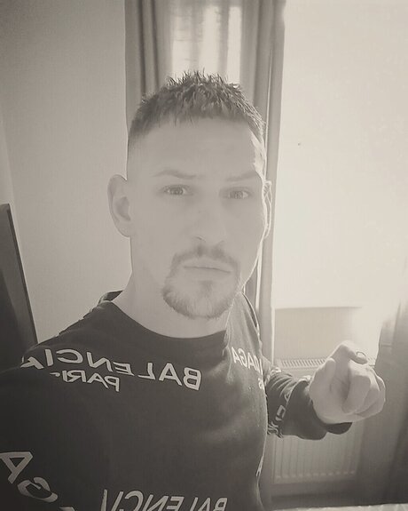 Naakte gelekte OnlyFans-foto van Pabs