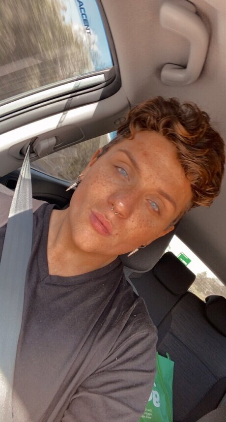 Naakte gelekte OnlyFans-foto van Kaine
