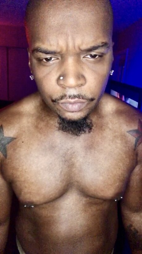 Naakte gelekte OnlyFans-foto van Blacklighting