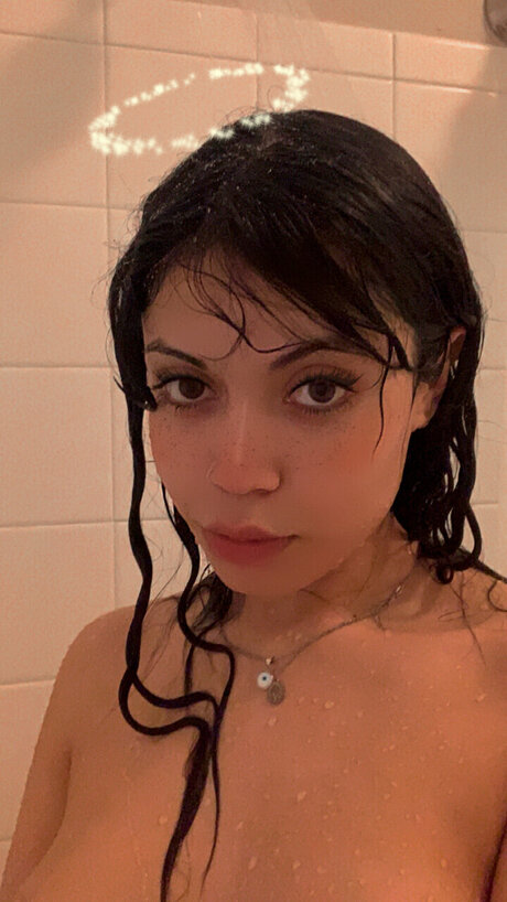 Naakte gelekte OnlyFans-foto van Angel Baby 