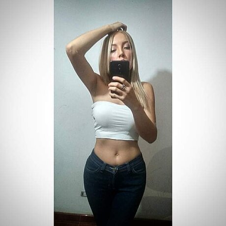 Naakte gelekte OnlyFans-foto van Emily Herrera