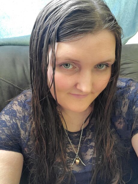 Naakte gelekte OnlyFans-foto van Bell