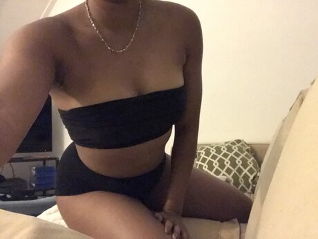 Naakte gelekte OnlyFans-foto van Tina Tantalizing Trix