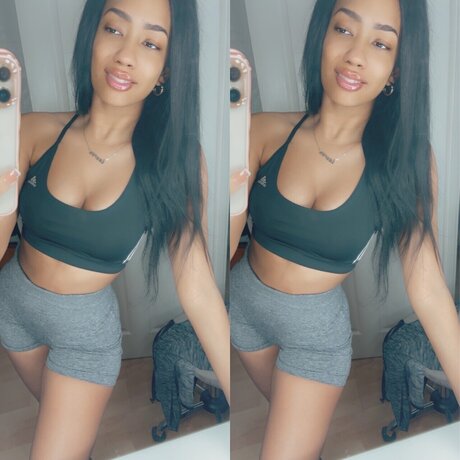 Naakte gelekte OnlyFans-foto van Lozza