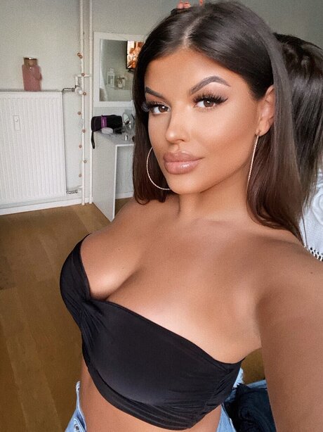 Naakte gelekte OnlyFans-foto van Bebesita