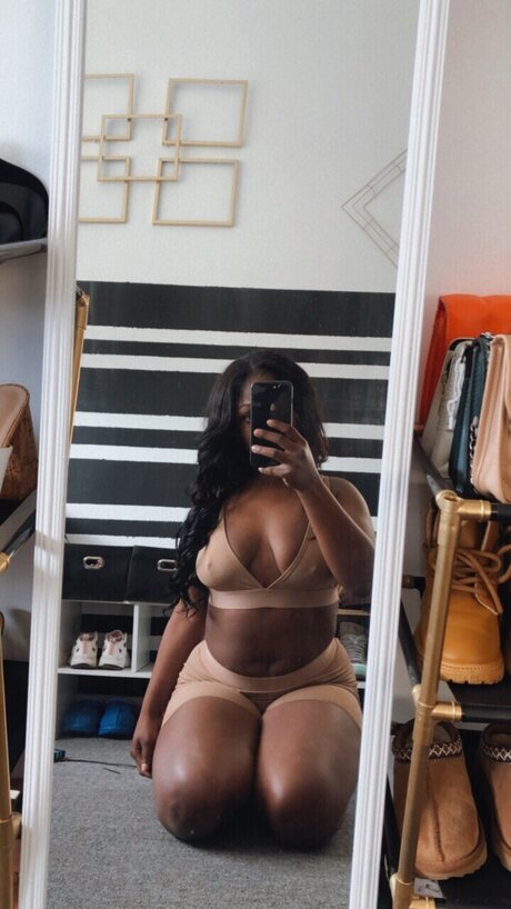 Naakte gelekte OnlyFans-foto van Baby Girl 