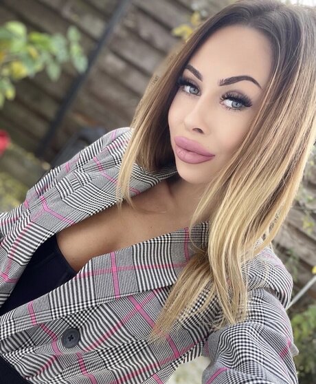 Naakte gelekte OnlyFans-foto van Andreea