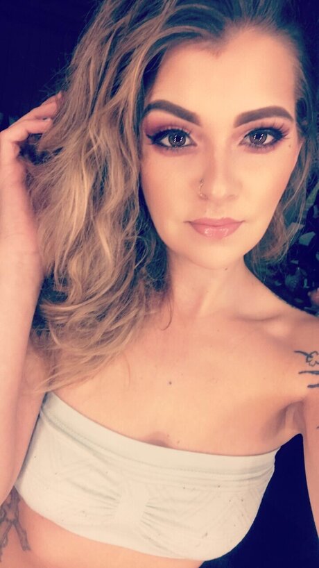 Naakte gelekte OnlyFans-foto van Nikki