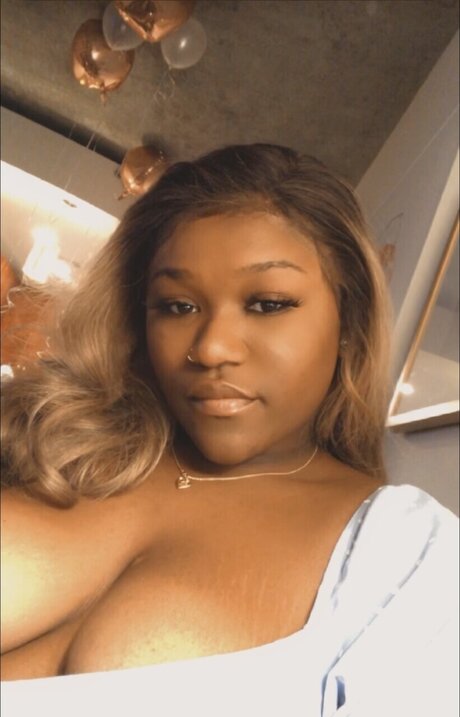 Naakte gelekte OnlyFans-foto van Sammie