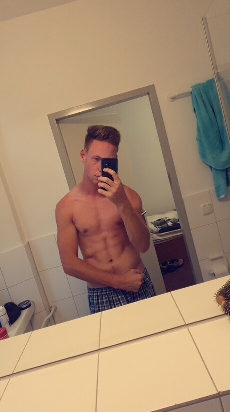 Naakte gelekte OnlyFans-foto van Alpha Eric