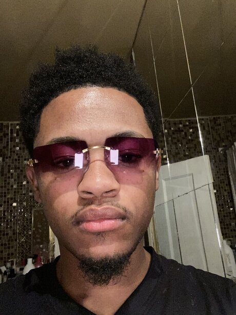 Naakte gelekte OnlyFans-foto van Dion Strange Jr