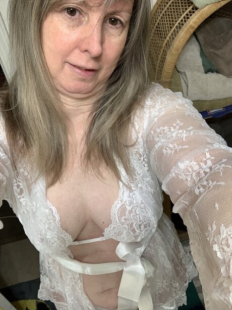 Naakte gelekte OnlyFans-foto van September