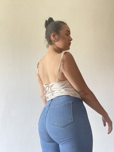 Naakte gelekte OnlyFans-foto van Mamichula