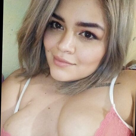 Naakte gelekte OnlyFans-foto van Yaritt