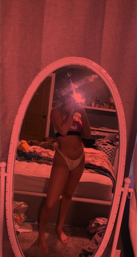 Naakte gelekte OnlyFans-foto van Haddie