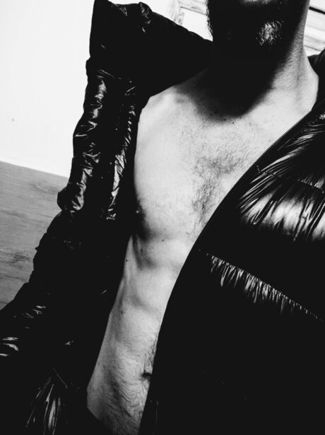 Naakte gelekte OnlyFans-foto van Down Jacket Master
