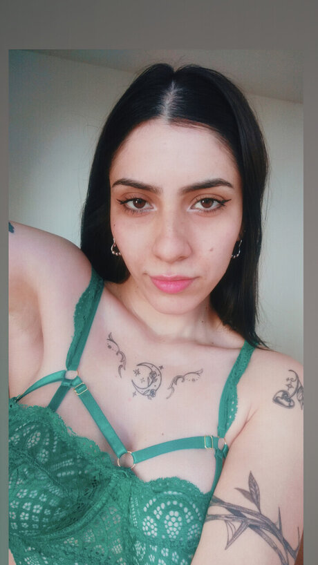 Naakte gelekte OnlyFans-foto van Miss V 