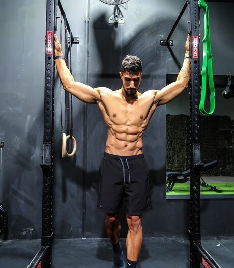 Naakte gelekte OnlyFans-foto van Coach 10