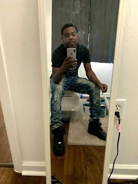 Naakte gelekte OnlyFans-foto van Thevibe Ent