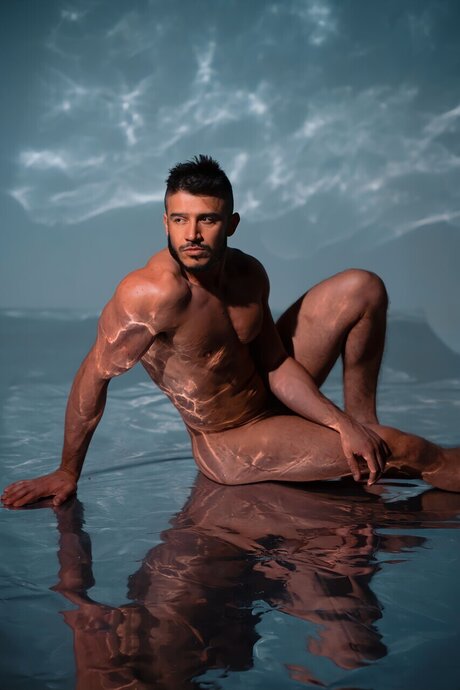 Naakte gelekte OnlyFans-foto van Dj Marcos Campos