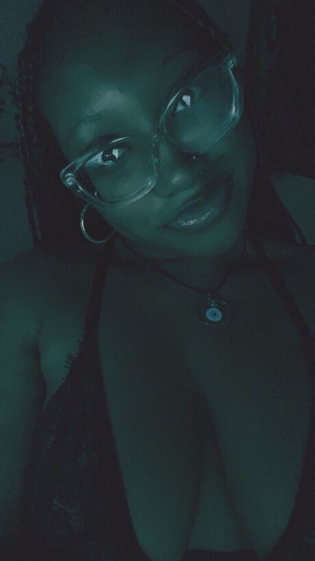 Naakte gelekte OnlyFans-foto van Blaxkbunny19