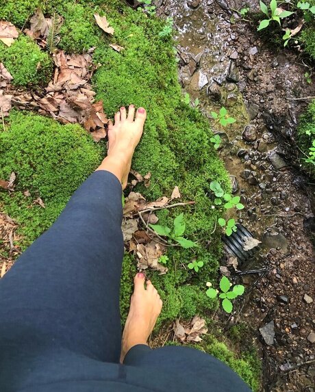 Naakte gelekte OnlyFans-foto van Big Feet Tall Goddess 
