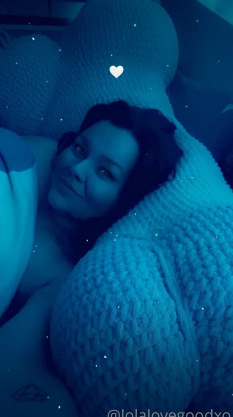 Naakte gelekte OnlyFans-foto van Lolalovegoodxo