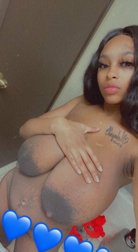 Naakte gelekte OnlyFans-foto van Tharealnenebalenciago
