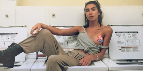 Naakte gelekte OnlyFans-foto van Izzi Rojas