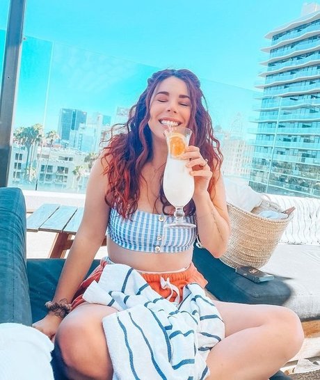 Naakte gelekte OnlyFans-foto van Jillian Rose Reed