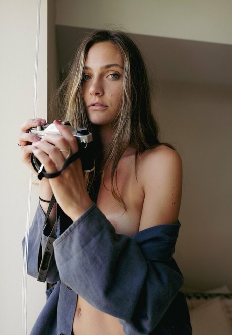 Naakte gelekte OnlyFans-foto van Emily Hall