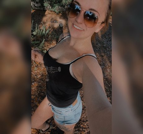Naakte gelekte OnlyFans-foto van Kylie Harrell