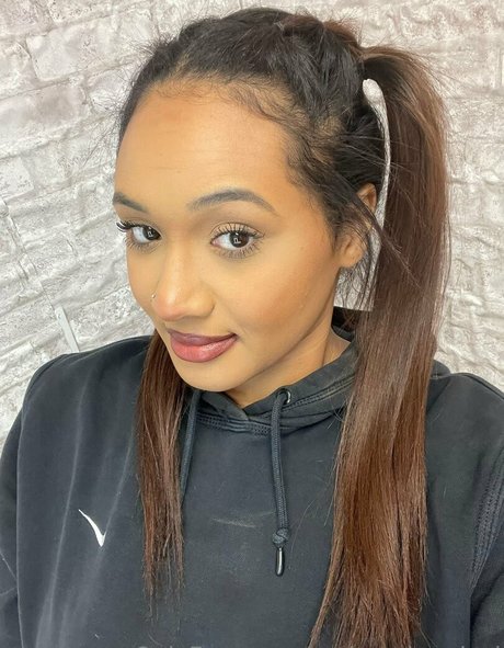 Naakte gelekte OnlyFans-foto van Makeupbymicol