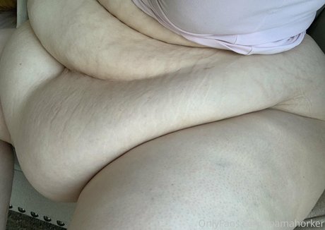 Naakte gelekte OnlyFans-foto van Mamahorker