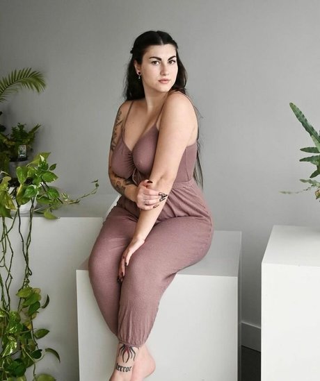 Naakte gelekte OnlyFans-foto van Angela Amethyst