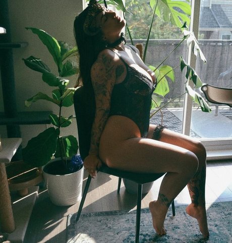 Naakte gelekte OnlyFans-foto van Angela Amethyst