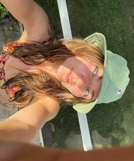 Naakte gelekte OnlyFans-foto van Julia Brower