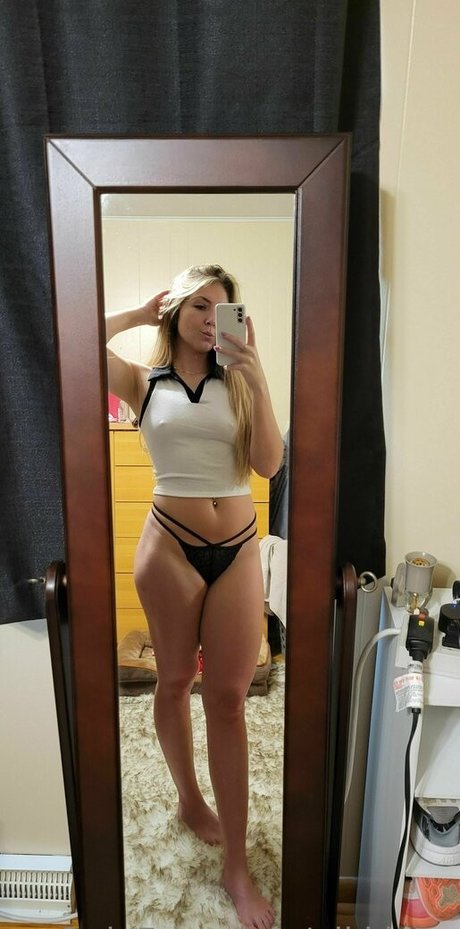 Naakte gelekte OnlyFans-foto van Nikkipxx